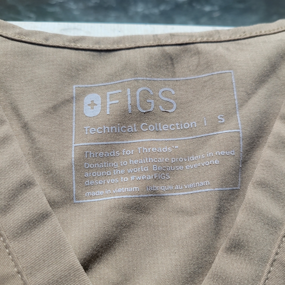 FIGS Catarina scrub top in Tan Size Small,  Desert tan sand Color, One Pocket